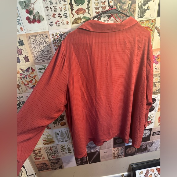 In every story.. 3X red long sleeve blouse. Worn handful of times good condition - Picture 4 of 6